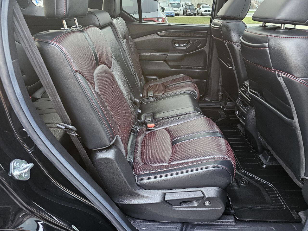 Used 2025 Honda Pilot Black Edition image 28