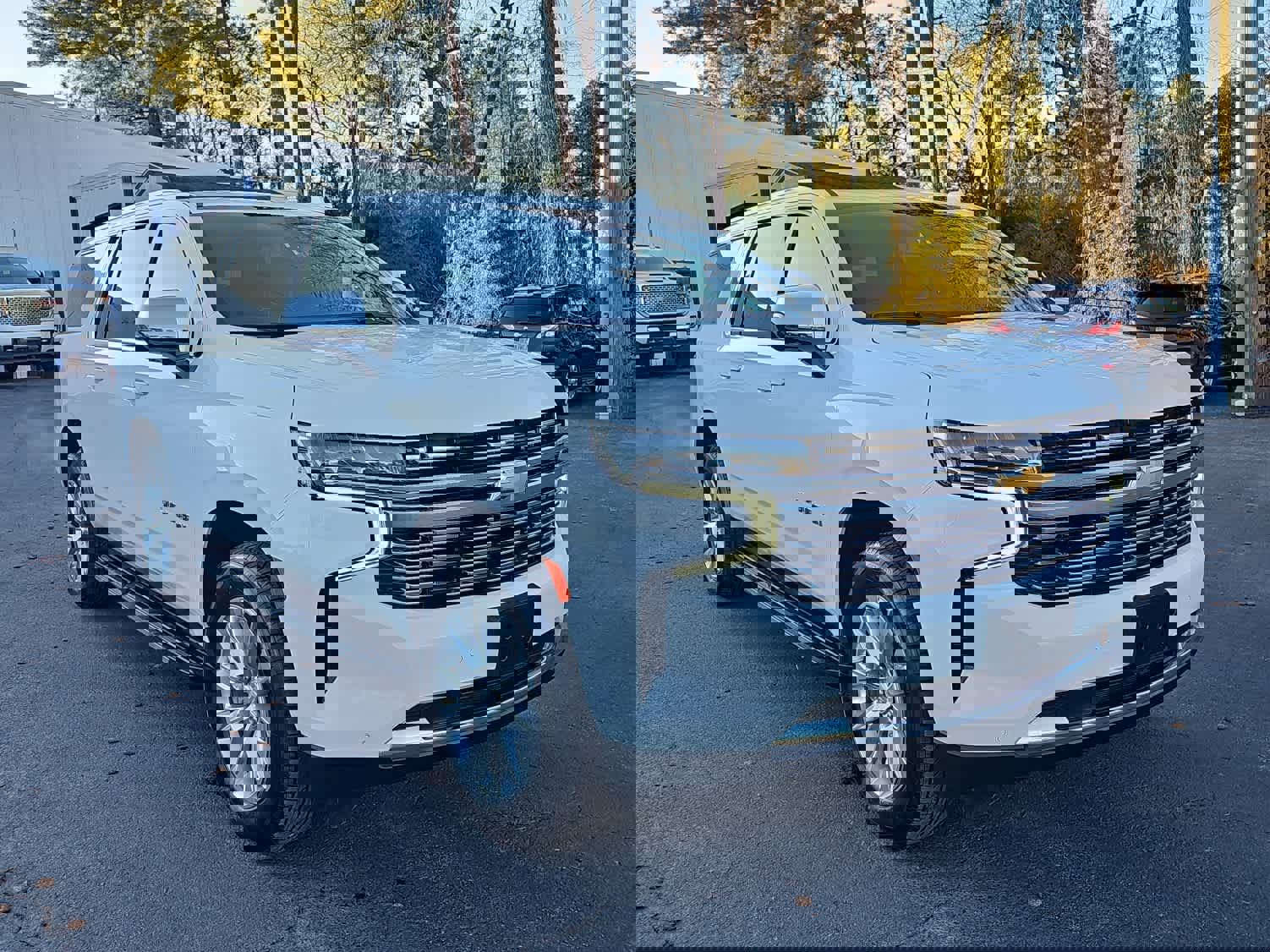 Used 2023 Chevrolet Suburban Premier image 1