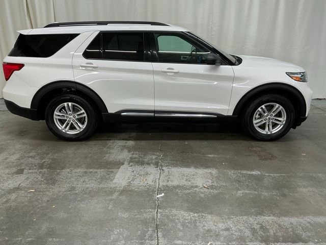 Used 2022 Ford Explorer XLT image 2