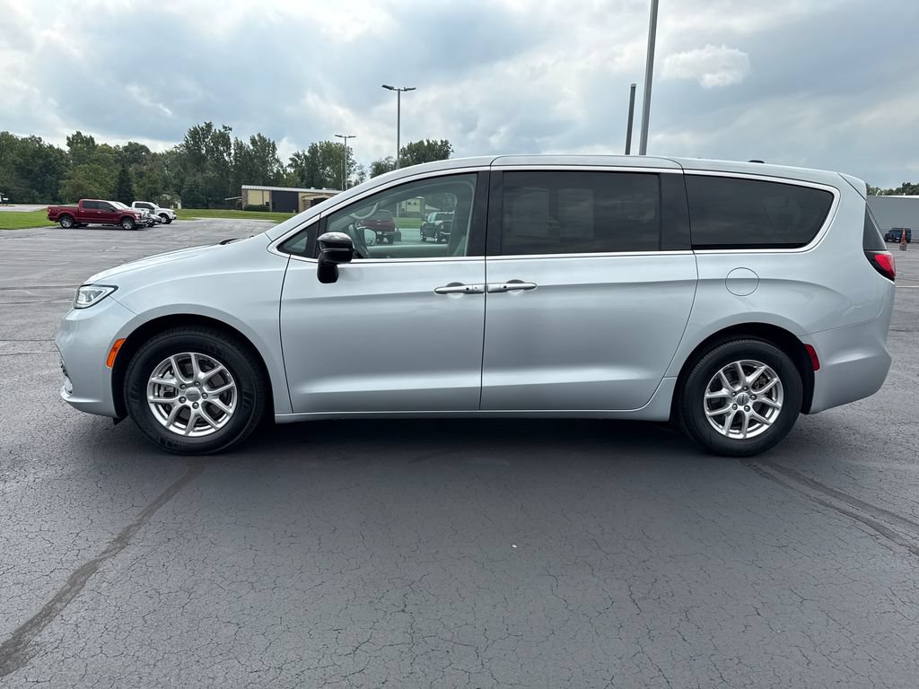 Used 2024 Chrysler Pacifica Touring-L FWD image 5