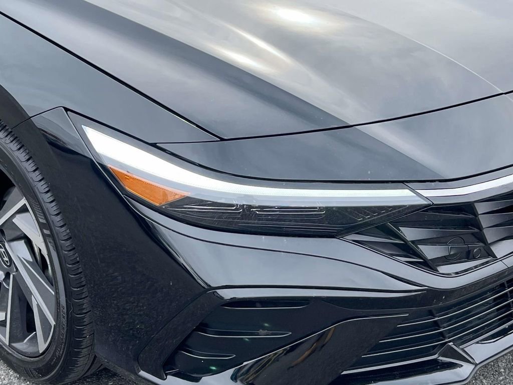 Certified 2025 Hyundai Elantra Limited image 10