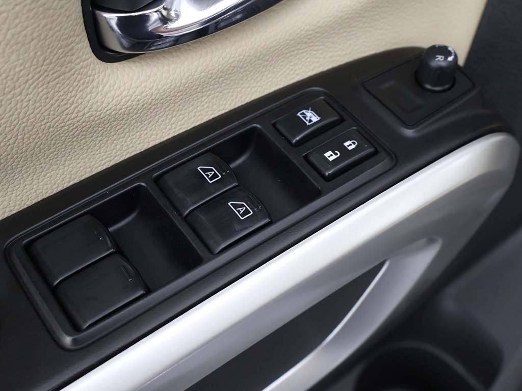 Used 2017 Nissan Titan SV image 32