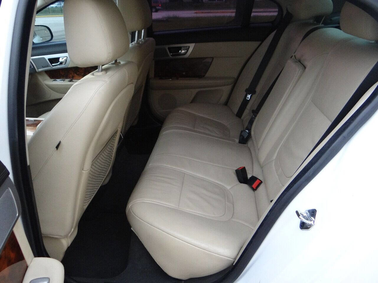 Used 2015 Jaguar XF Premium image 25