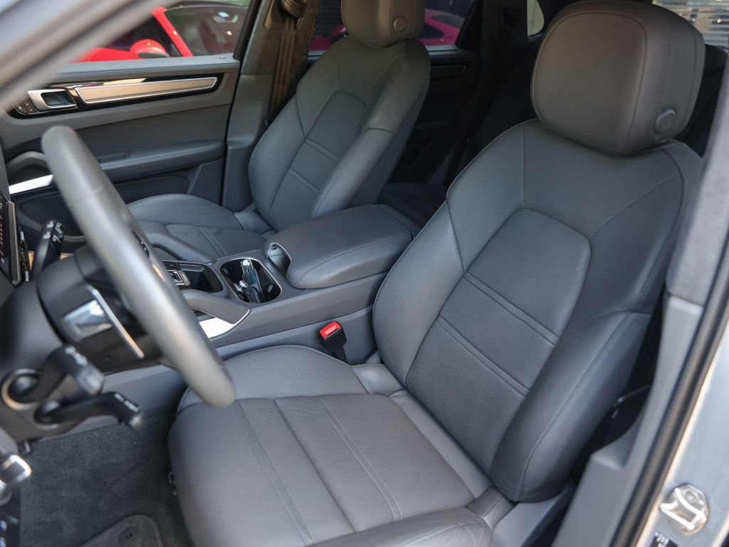 Certified 2022 Porsche Cayenne Turbo image 5