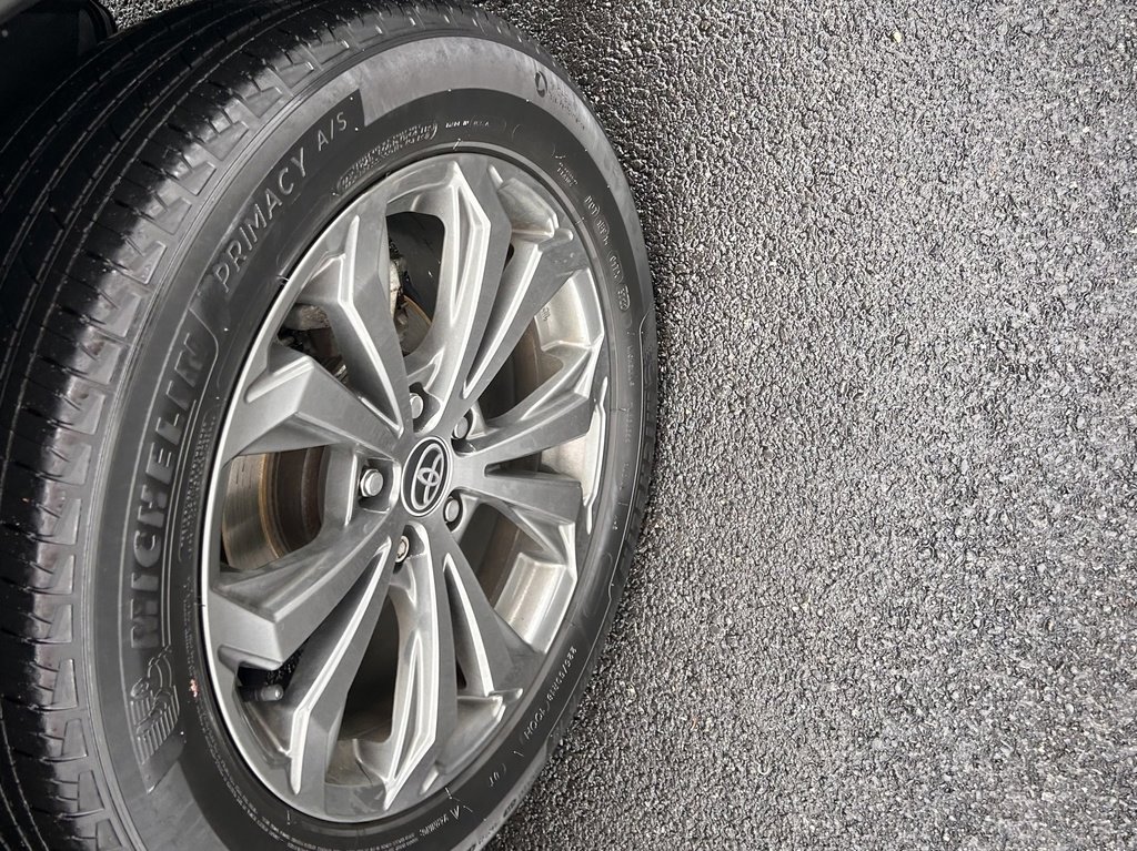 Used 2022 Toyota RAV4 XLE Premium image 22