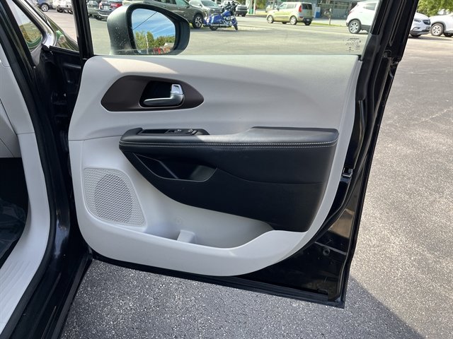 Used 2023 Chrysler Voyager LX FWD image 36