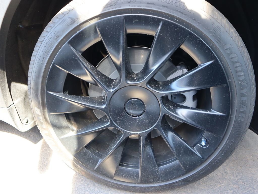 Used 2022 Tesla Model Y Long Range image 17