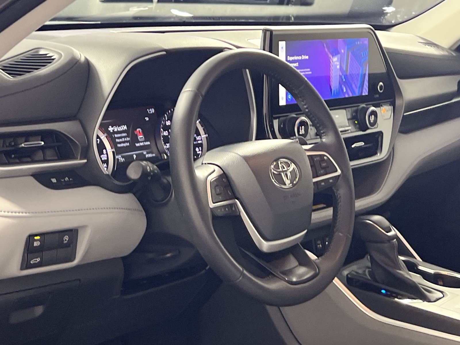 Used 2023 Toyota Highlander XLE FWD image 13