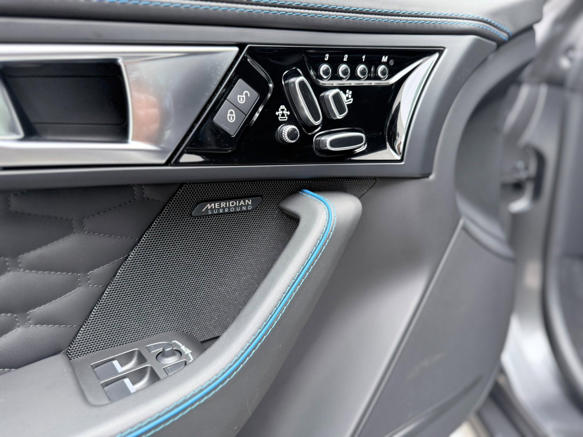 Used 2017 Jaguar F-TYPE SVR image 12