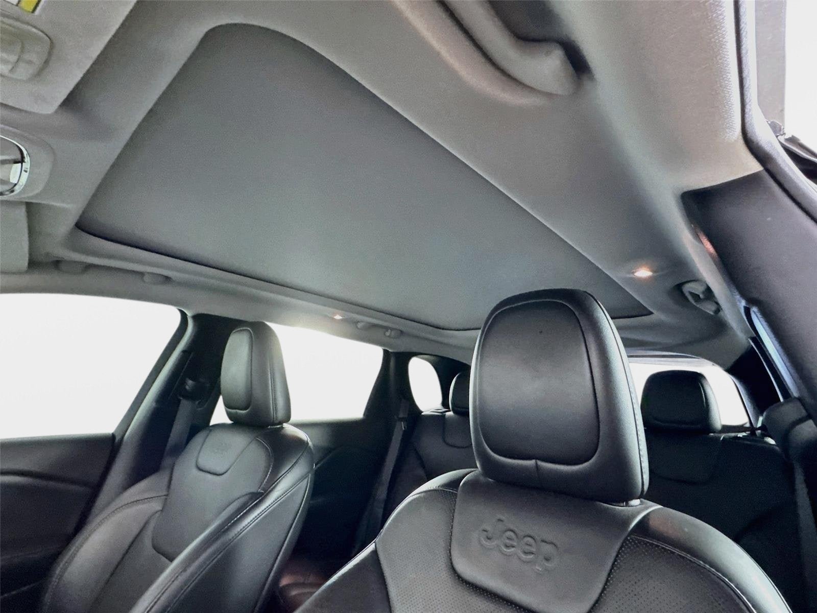 Used 2019 Jeep Cherokee Limited w/ Technology Group FWD image 15