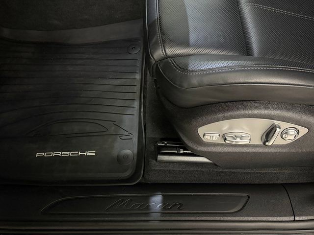Certified 2025 Porsche Macan AWD/4WD image 30