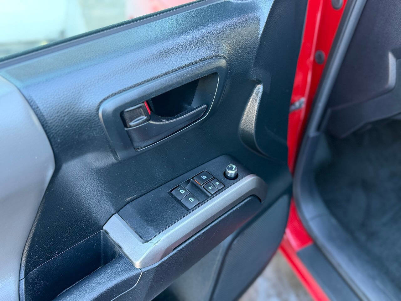 Used 2016 Toyota Tacoma TRD Sport image 8