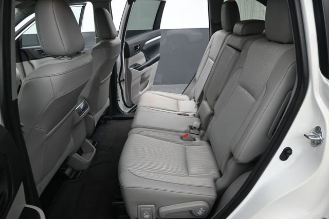 Used 2018 Toyota Highlander Plus FWD image 15