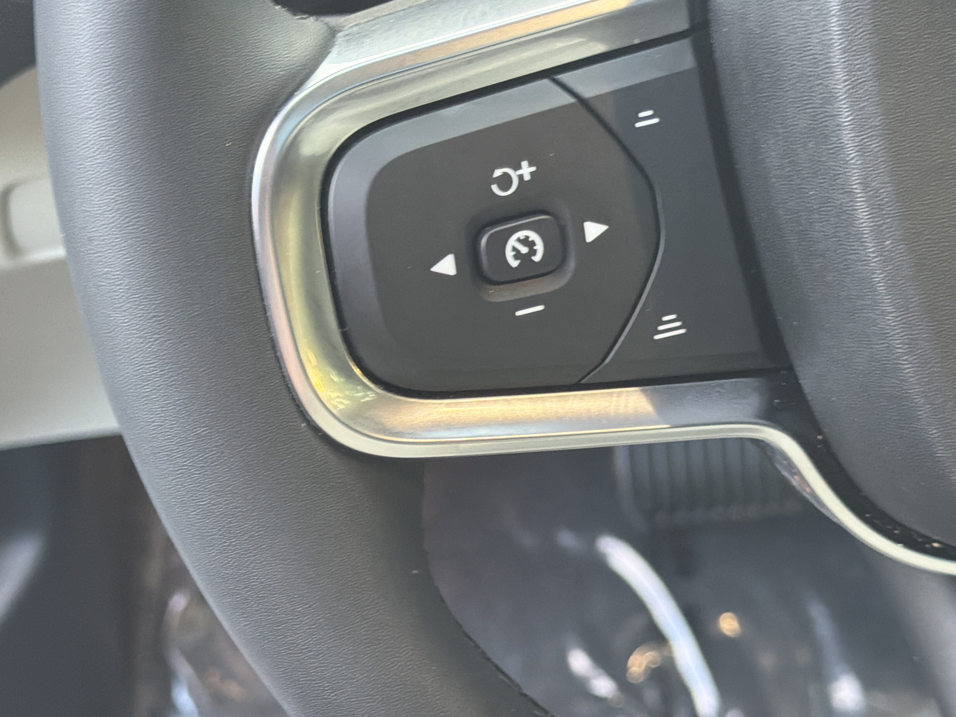 Certified 2024 Volvo XC40 B5 Plus AWD/4WD image 19