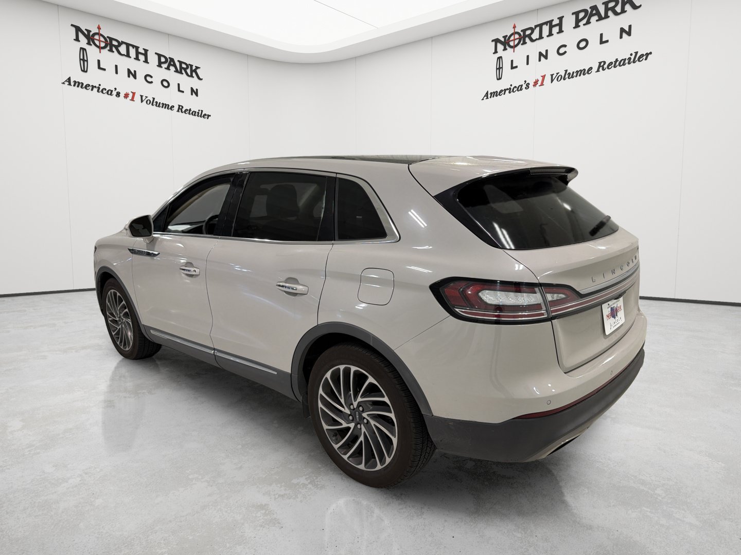 Used 2019 Lincoln Nautilus Reserve FWD image 3