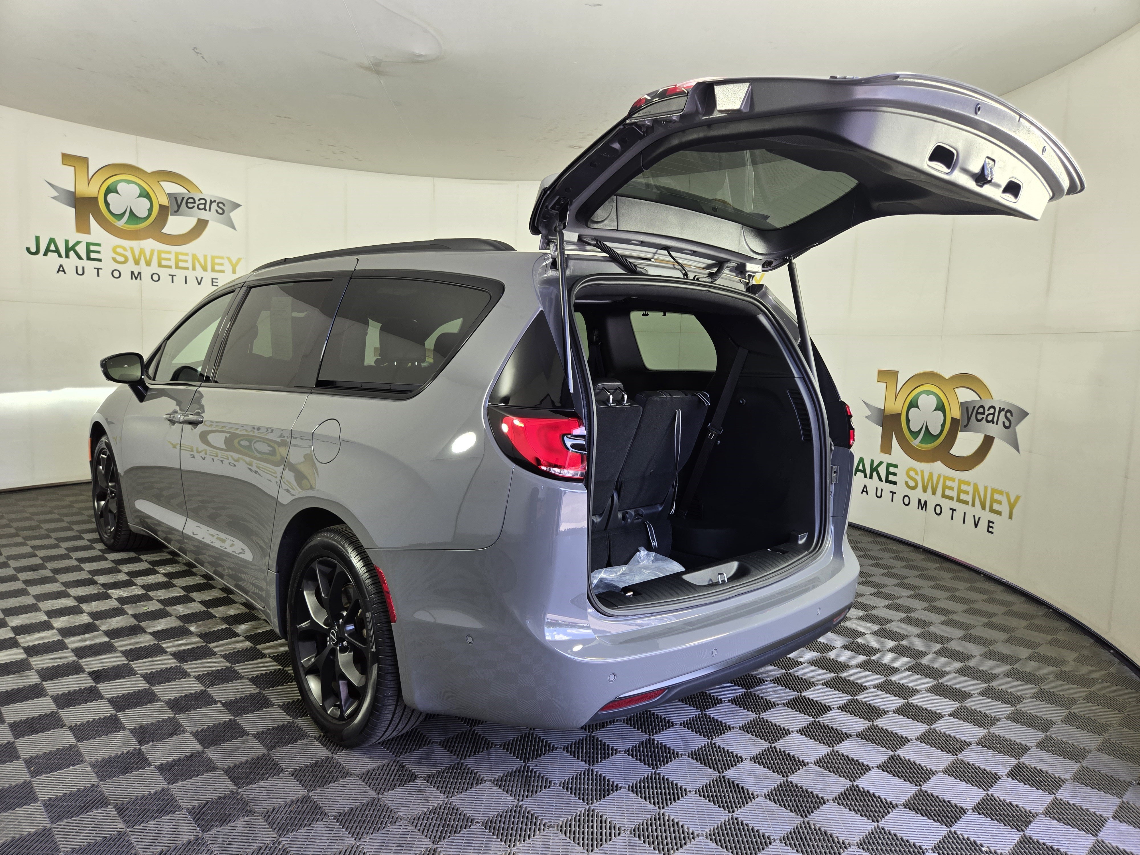 Used 2025 Chrysler Pacifica Limited FWD image 35