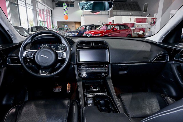 Used 2019 Jaguar F-PACE R-Sport image 30