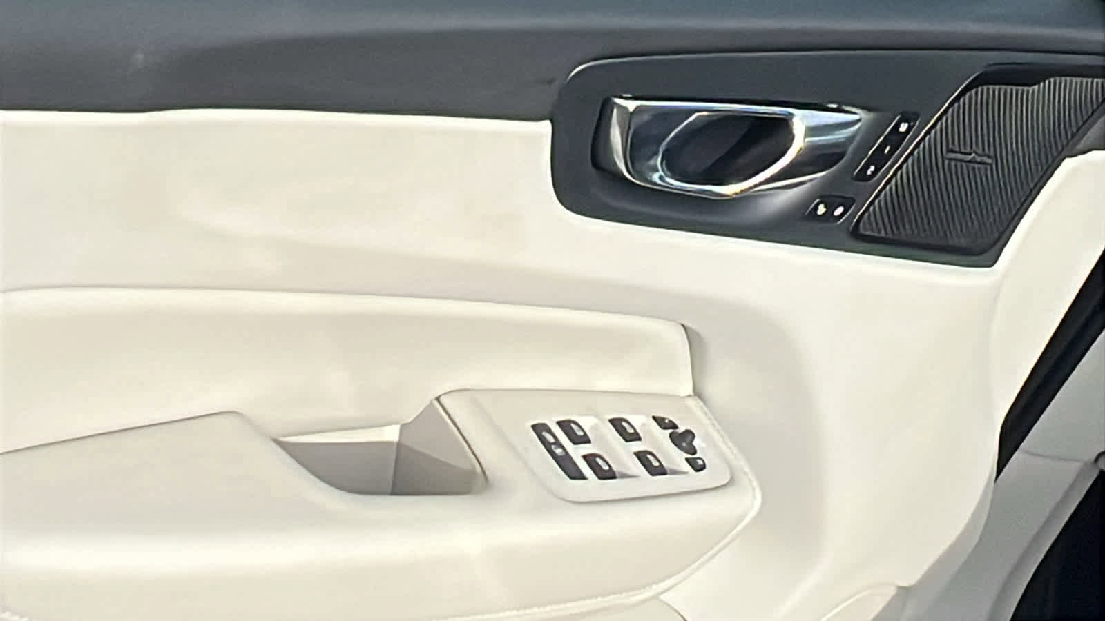 Used 2023 Volvo XC60 B6 Ultimate w/ Climate Package image 22