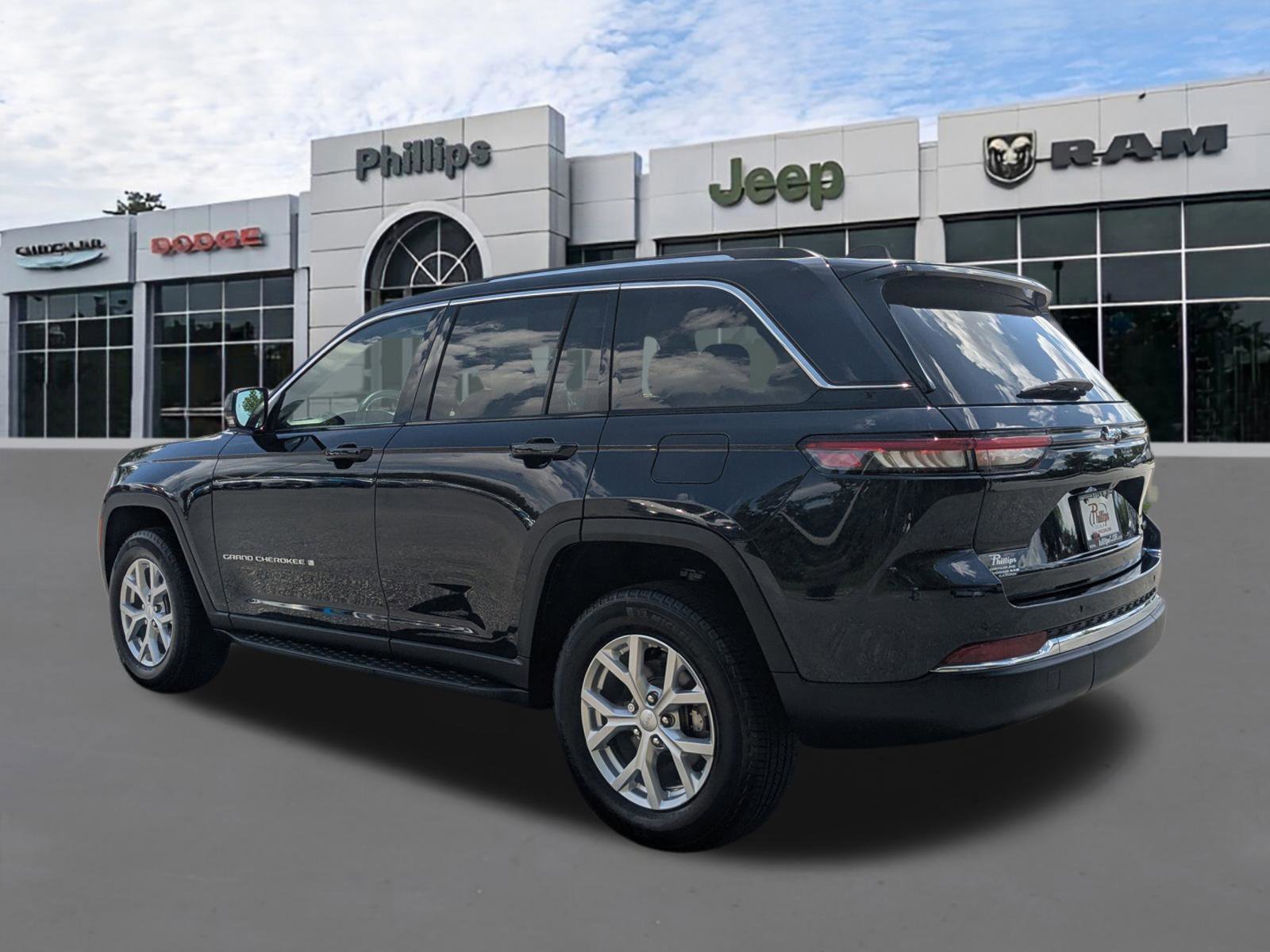 Used 2023 Jeep Grand Cherokee Limited image 5