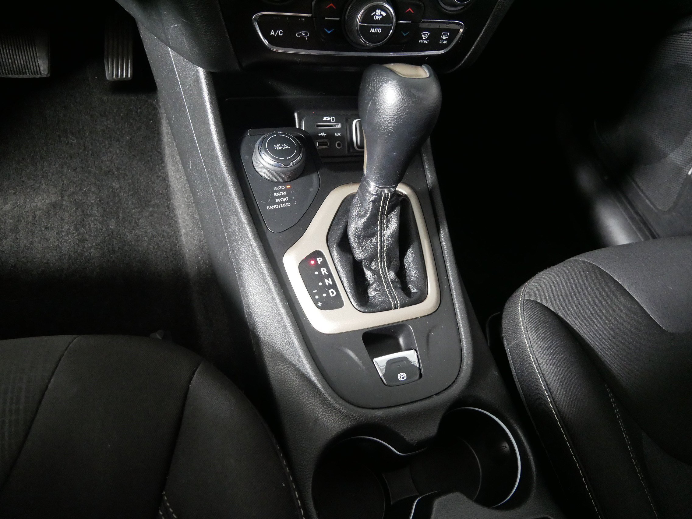 Used 2015 Jeep Cherokee Latitude w/ Comfort/Convenience Group image 24