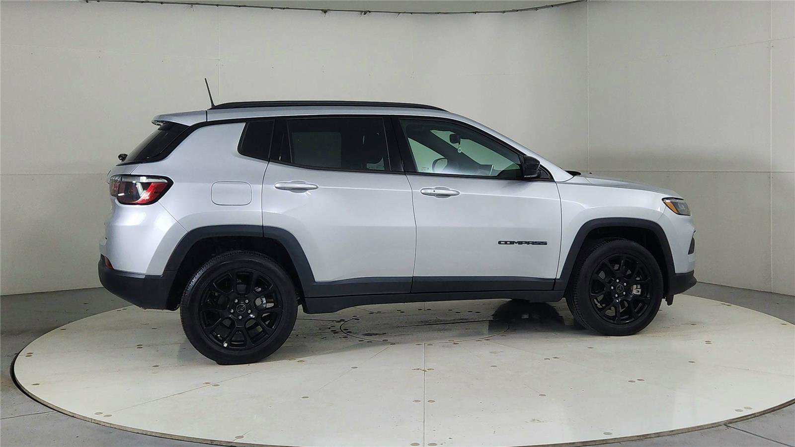 Used 2025 Jeep Compass Latitude w/ Convenience Group image 7
