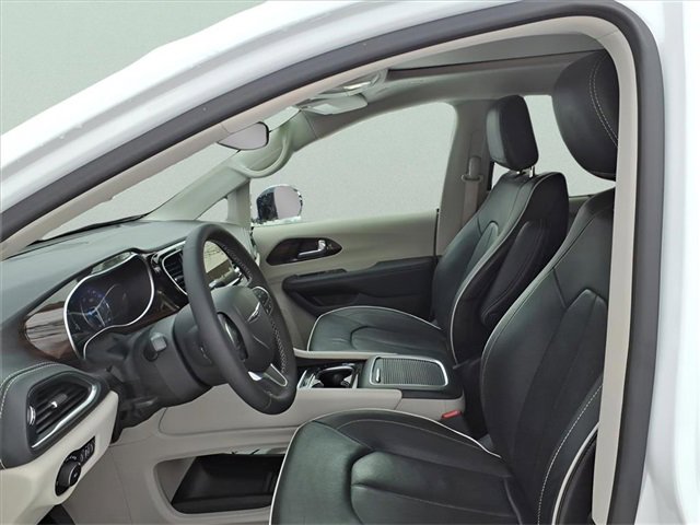 Used 2023 Chrysler Pacifica Limited image 11