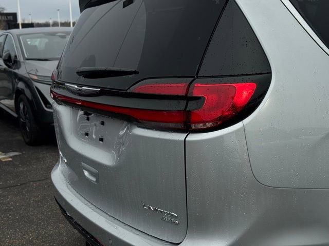 New 2026 Chrysler Pacifica Limited w/ Uconnect Theater Family Group image 6