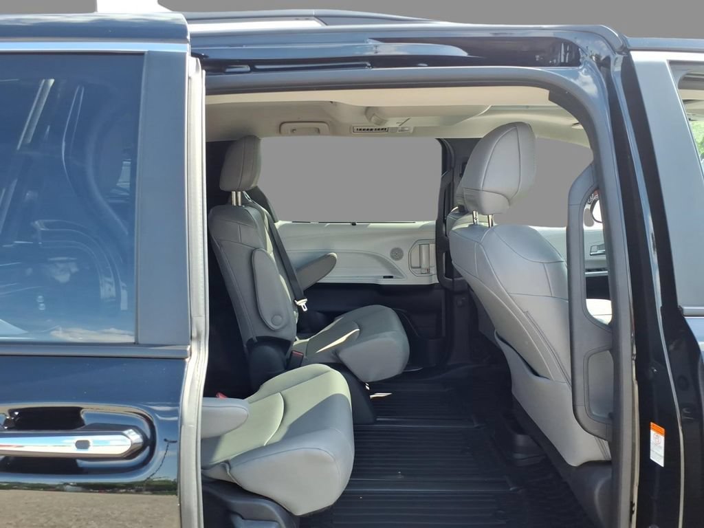 Used 2026 Toyota Sienna XLE AWD/4WD image 11