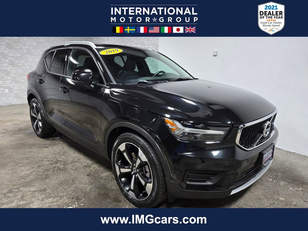 Used 2019 Volvo XC40 T5 Momentum image 1
