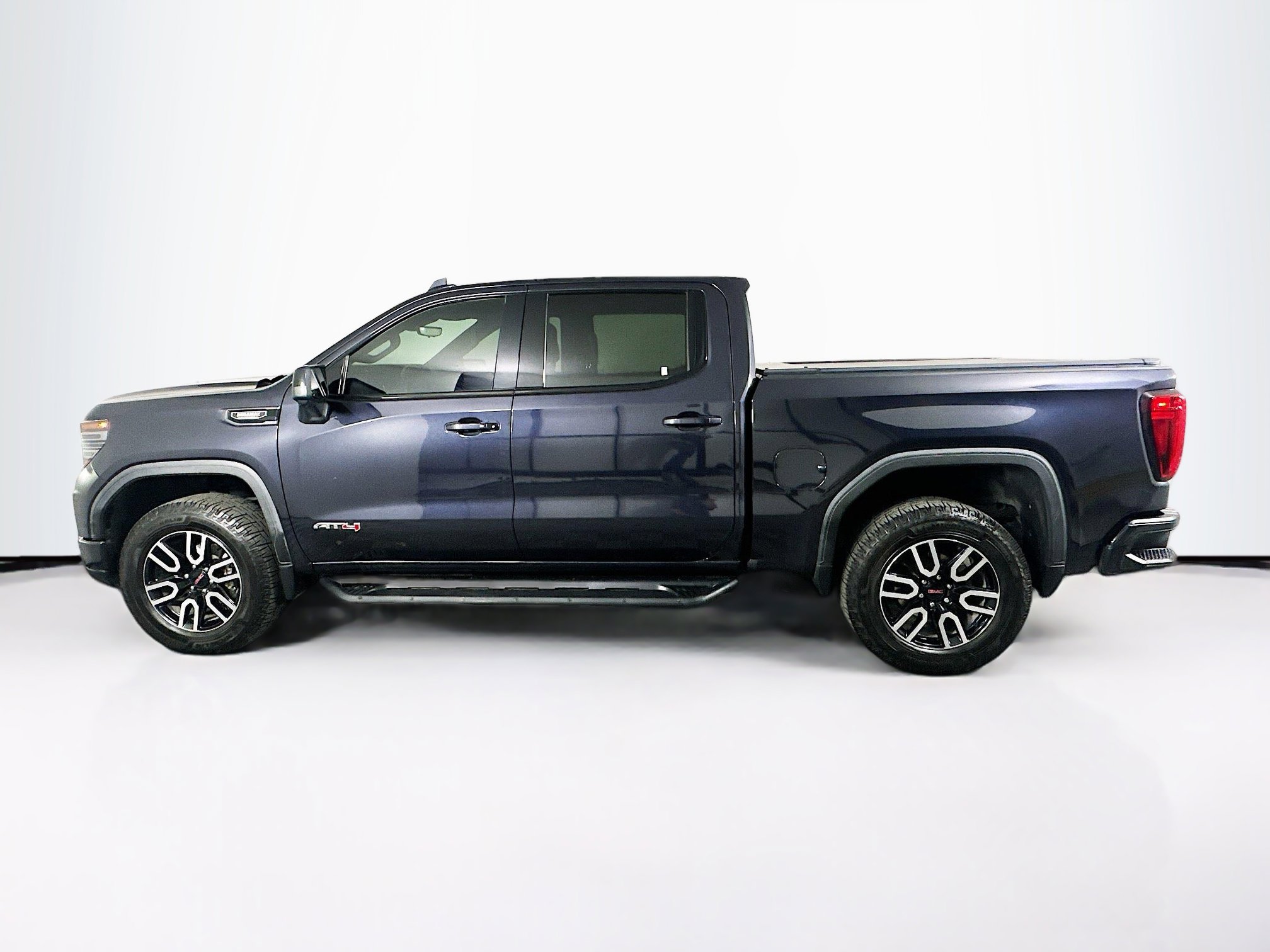 Used 2023 GMC Sierra 1500 AT4 w/ AT4 Premium Package AWD/4WD image 4