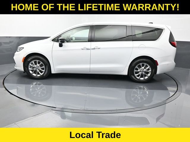 Used 2024 Chrysler Pacifica Touring-L image 4