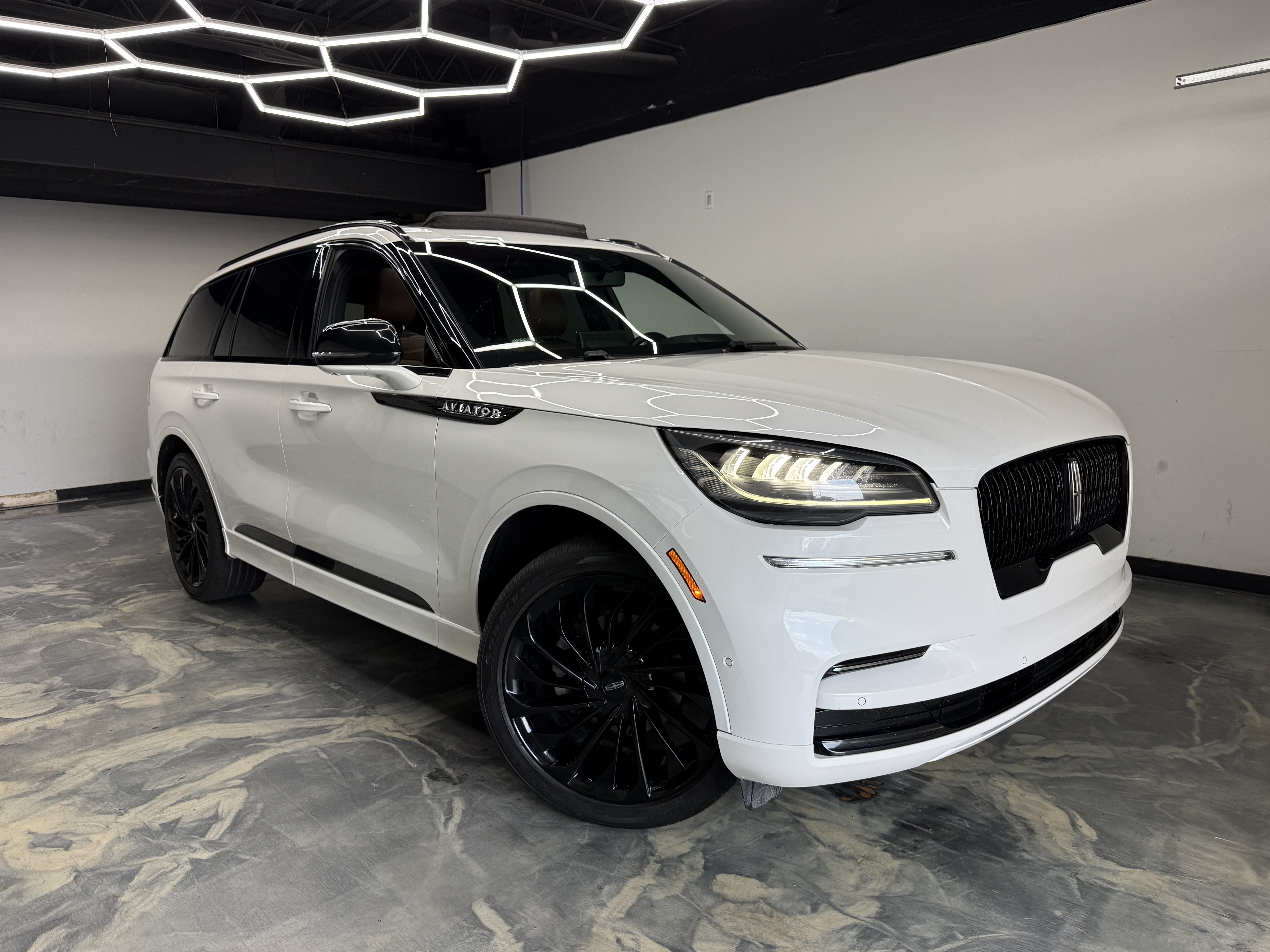 Used 2023 Lincoln Aviator Reserve w/ Jet Appearance Package AWD/4WD image 6