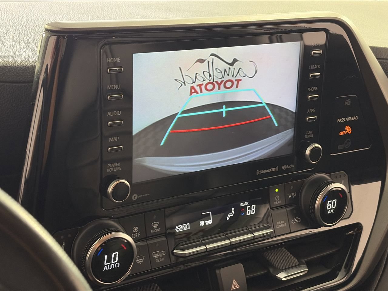 Used 2022 Toyota Highlander XLE FWD image 17