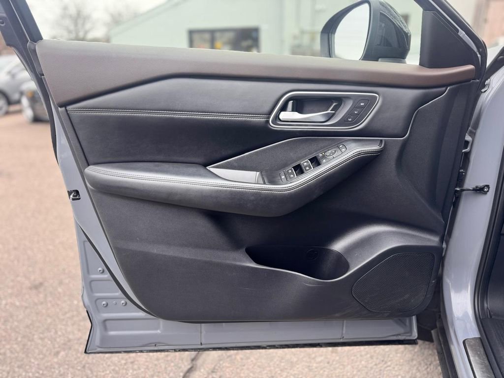 Used 2021 Nissan Rogue Platinum image 12