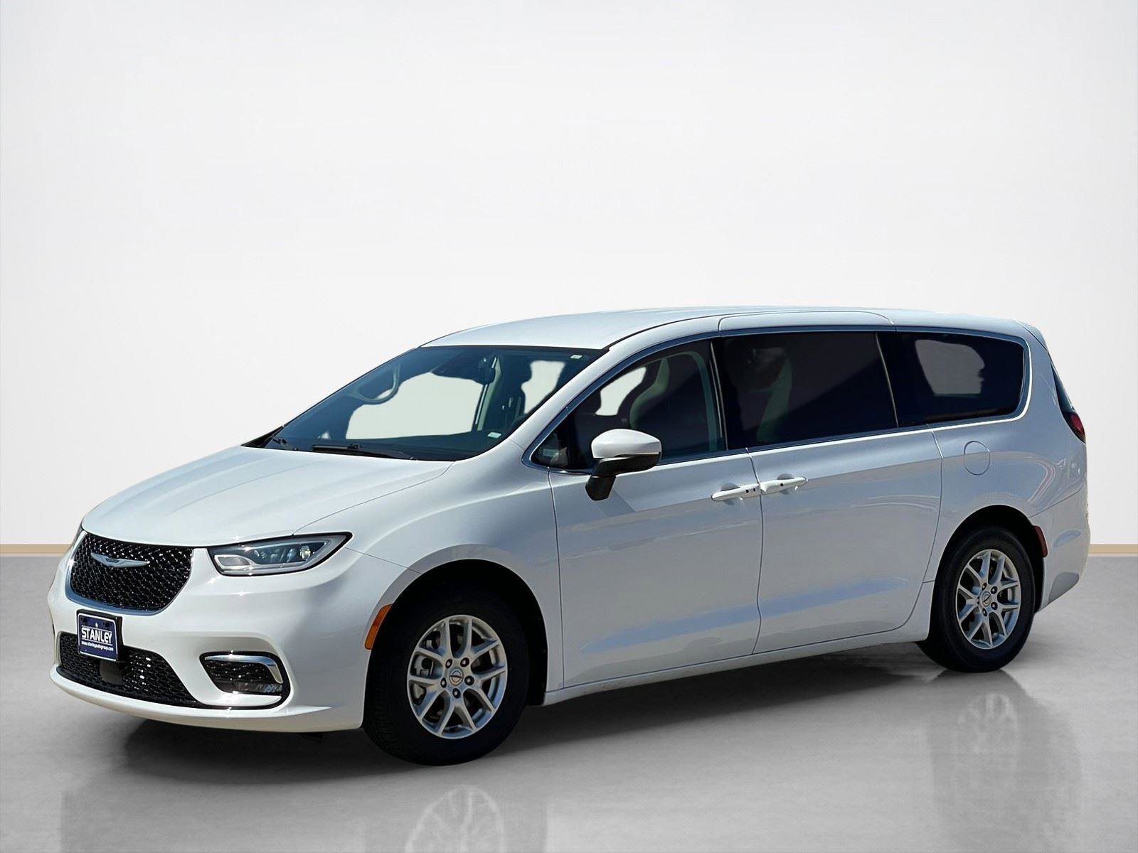 Used 2023 Chrysler Pacifica Touring-L image 3