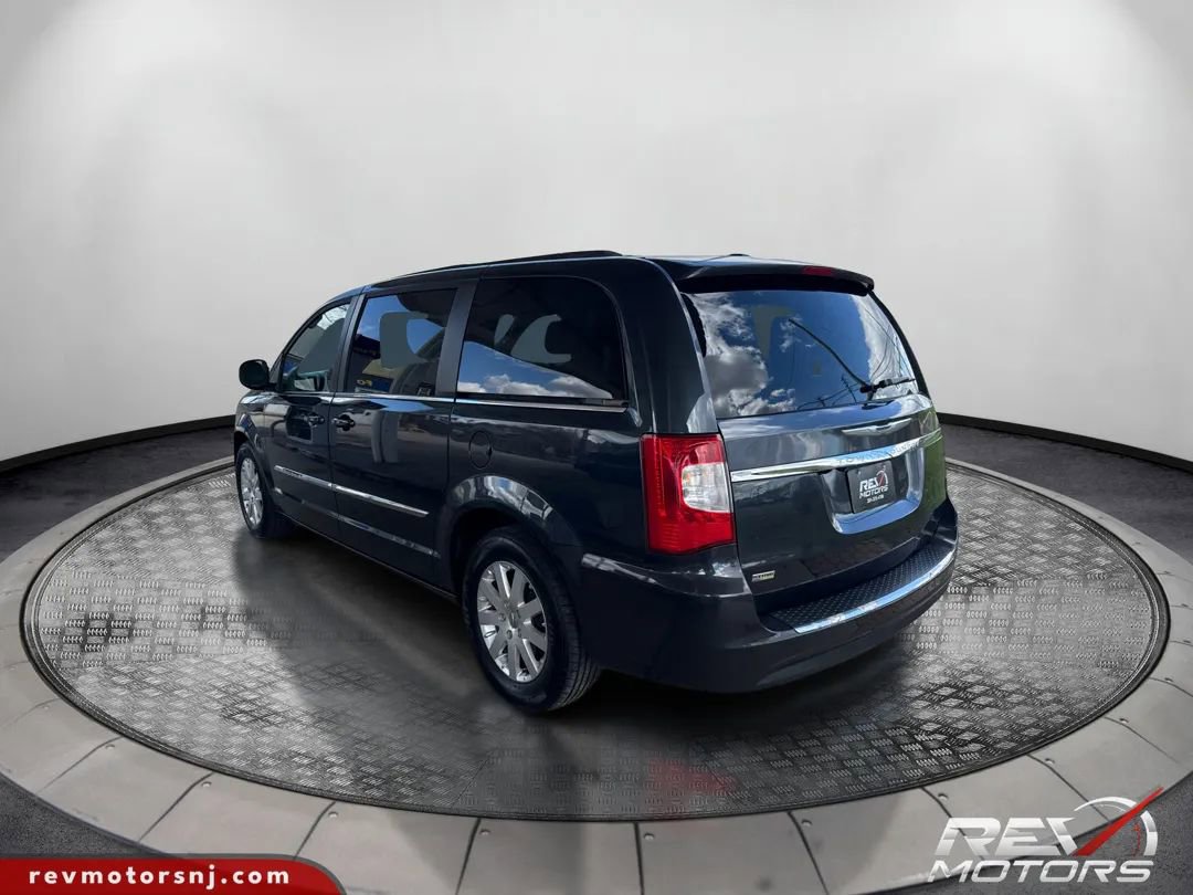 Used 2014 Chrysler Town & Country Touring image 3