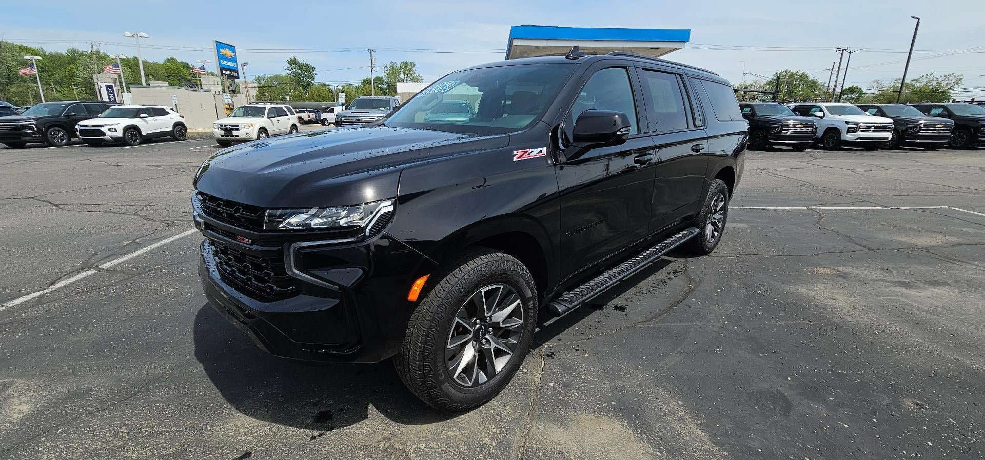 Used 2023 Chevrolet Suburban Z71 w/ Luxury Package AWD/4WD image 3