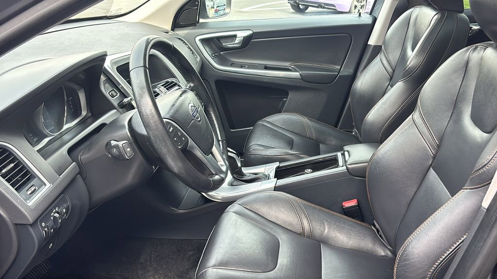 Used 2017 Volvo XC60 T6 Dynamic w/ Preferred Option Package image 25