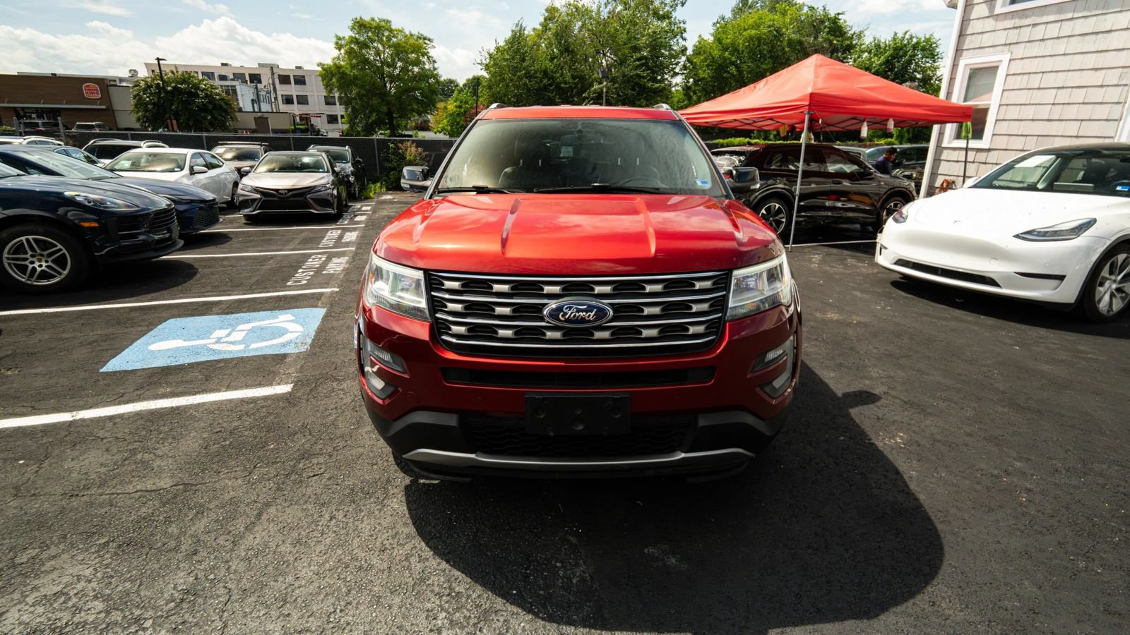 Used 2017 Ford Explorer XLT w/ Equipment Group 202A AWD/4WD image 9