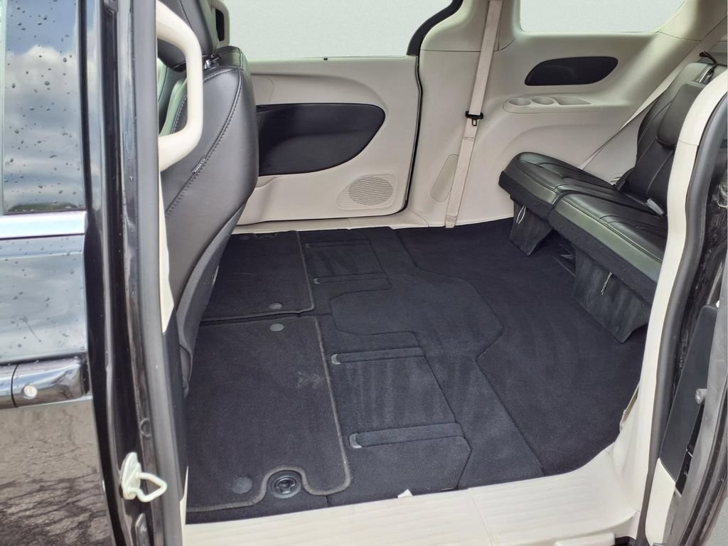 Used 2023 Chrysler Pacifica Touring-L FWD image 22