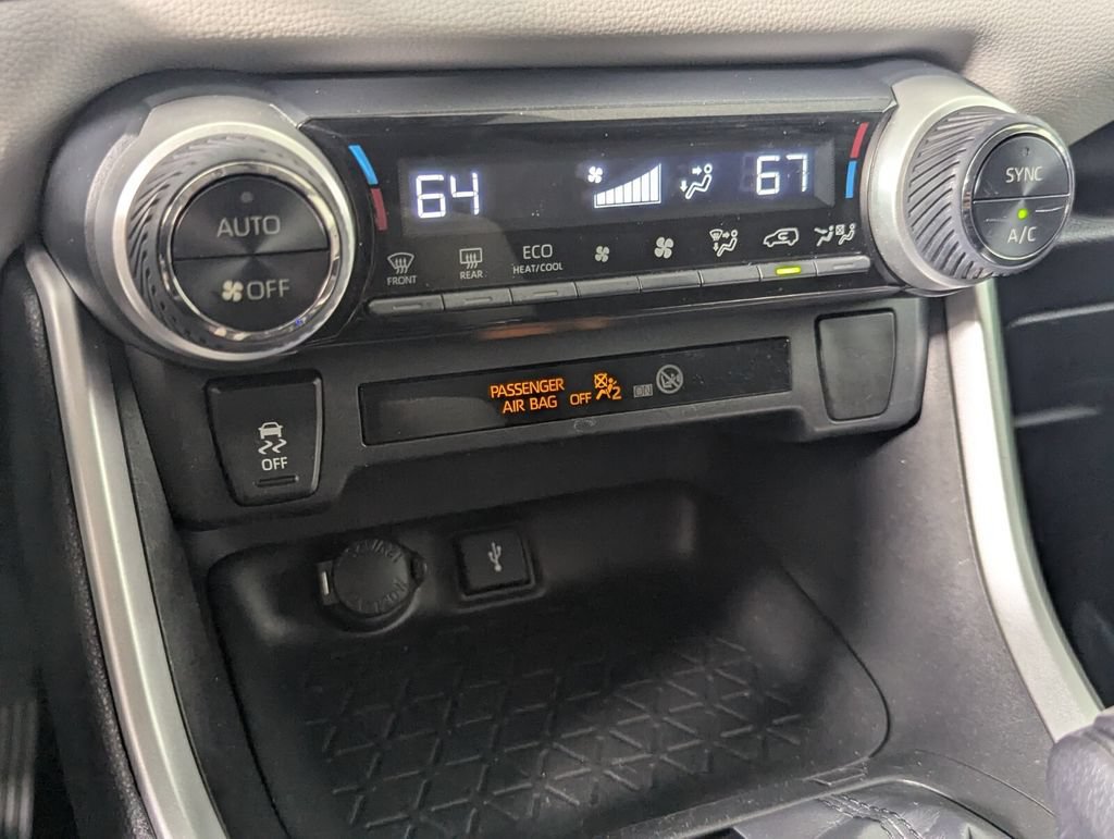Used 2020 Toyota RAV4 XLE AWD/4WD image 19