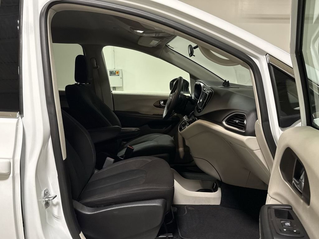 Used 2022 Chrysler Voyager LX image 21