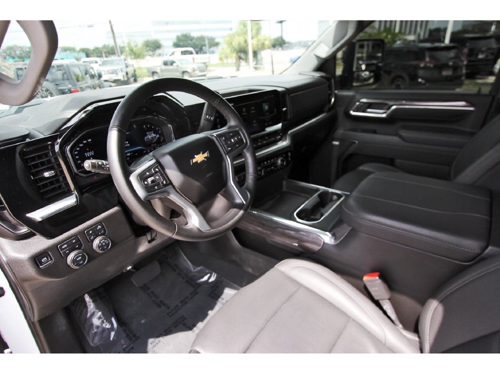Used 2025 Chevrolet Silverado 2500 LTZ w/ LTZ Convenience Package AWD/4WD image 15