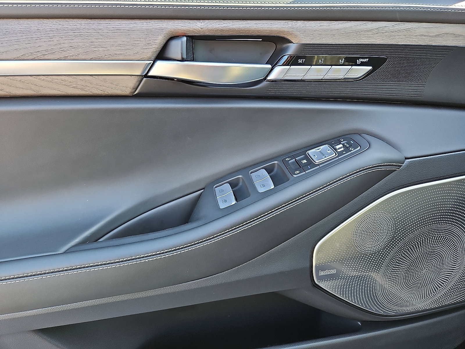 Used 2021 Genesis G90 3.3T Premium image 12