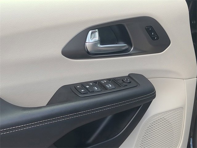 Used 2024 Chrysler Pacifica Touring-L image 23