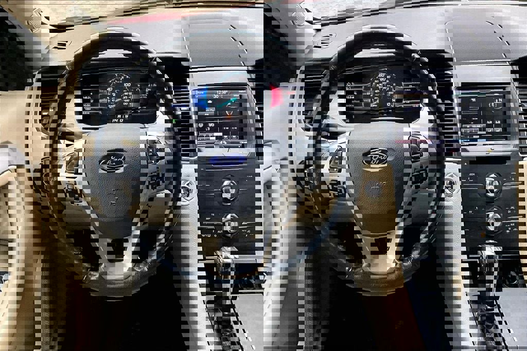 Used 2015 Ford Taurus SEL w/ Equipment Group 201A image 4