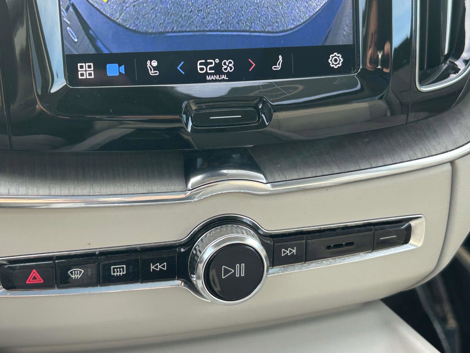 Certified 2023 Volvo XC60 B5 Plus w/ Climate Package image 26