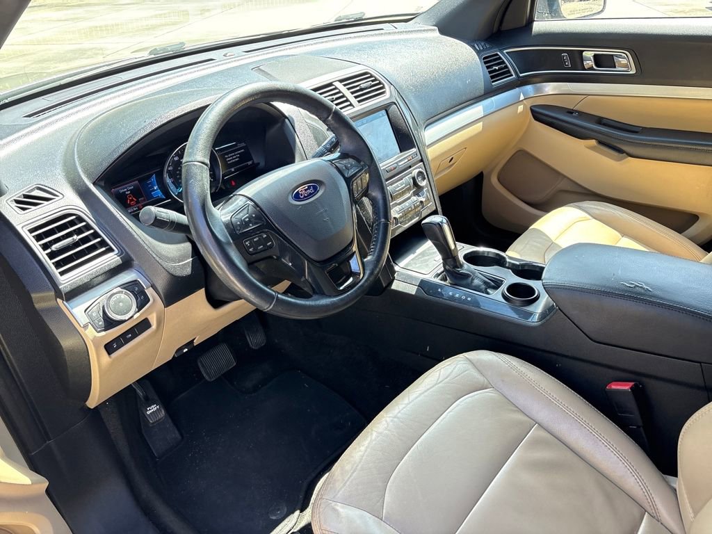 Used 2017 Ford Explorer XLT w/ Equipment Group 202A image 6