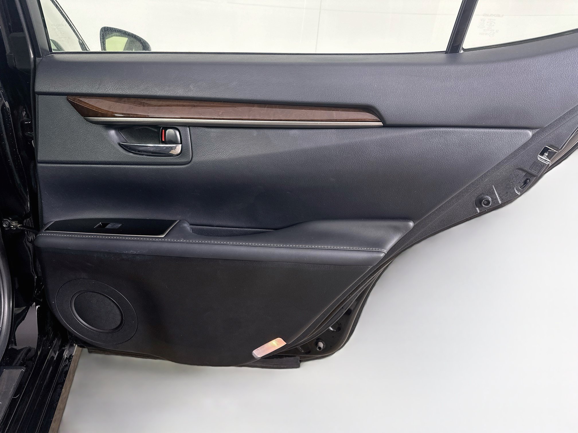 Used 2016 Lexus ES 350 w/ Luxury Package w/Wood Trim FWD image 32