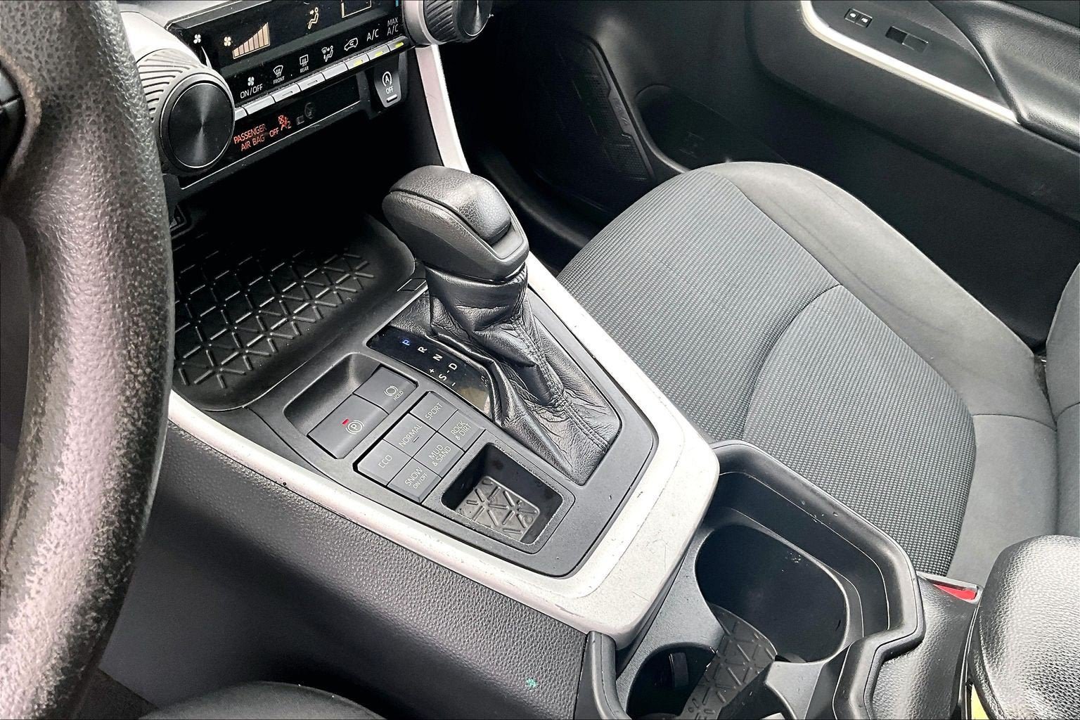 Used 2021 Toyota RAV4 LE AWD/4WD image 16